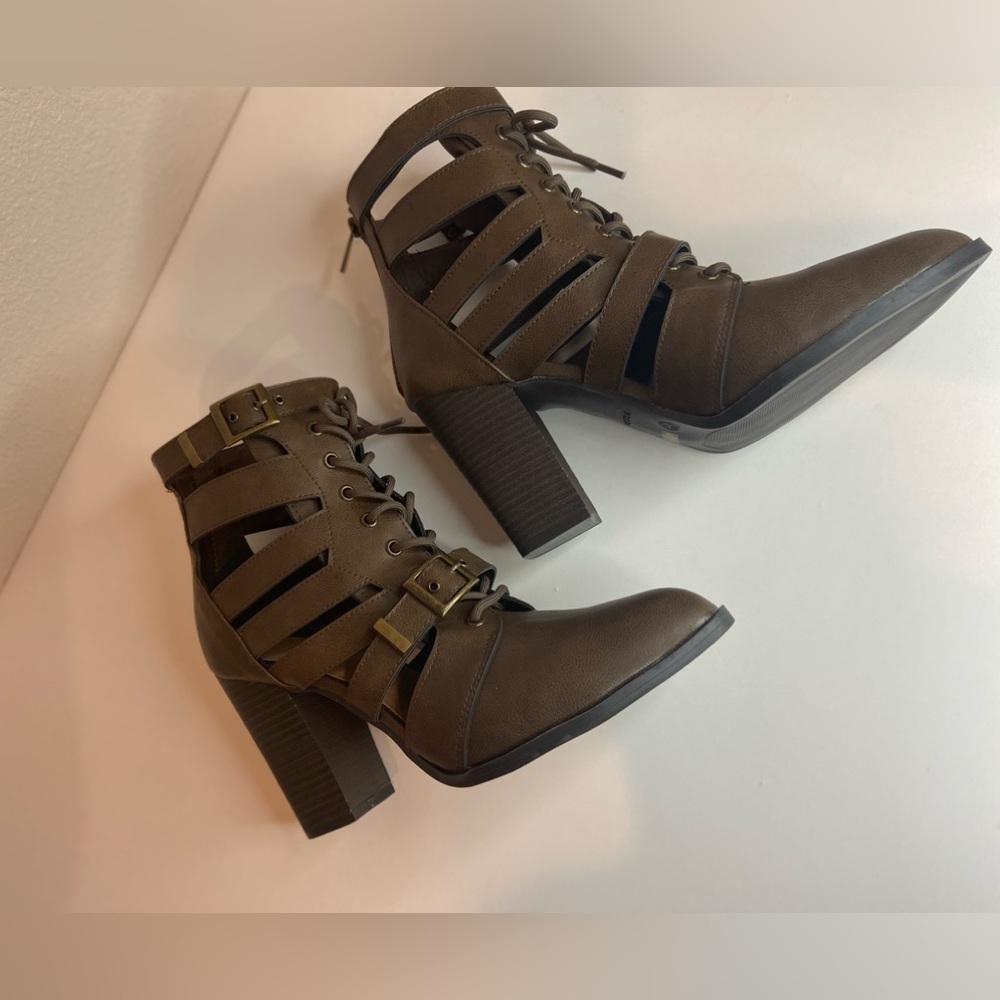 Bamboo~NIB~Faux Leather Lace Up & Double Buckle Cage Style Ankle Boot~Size 10 - Picture 11 of 14